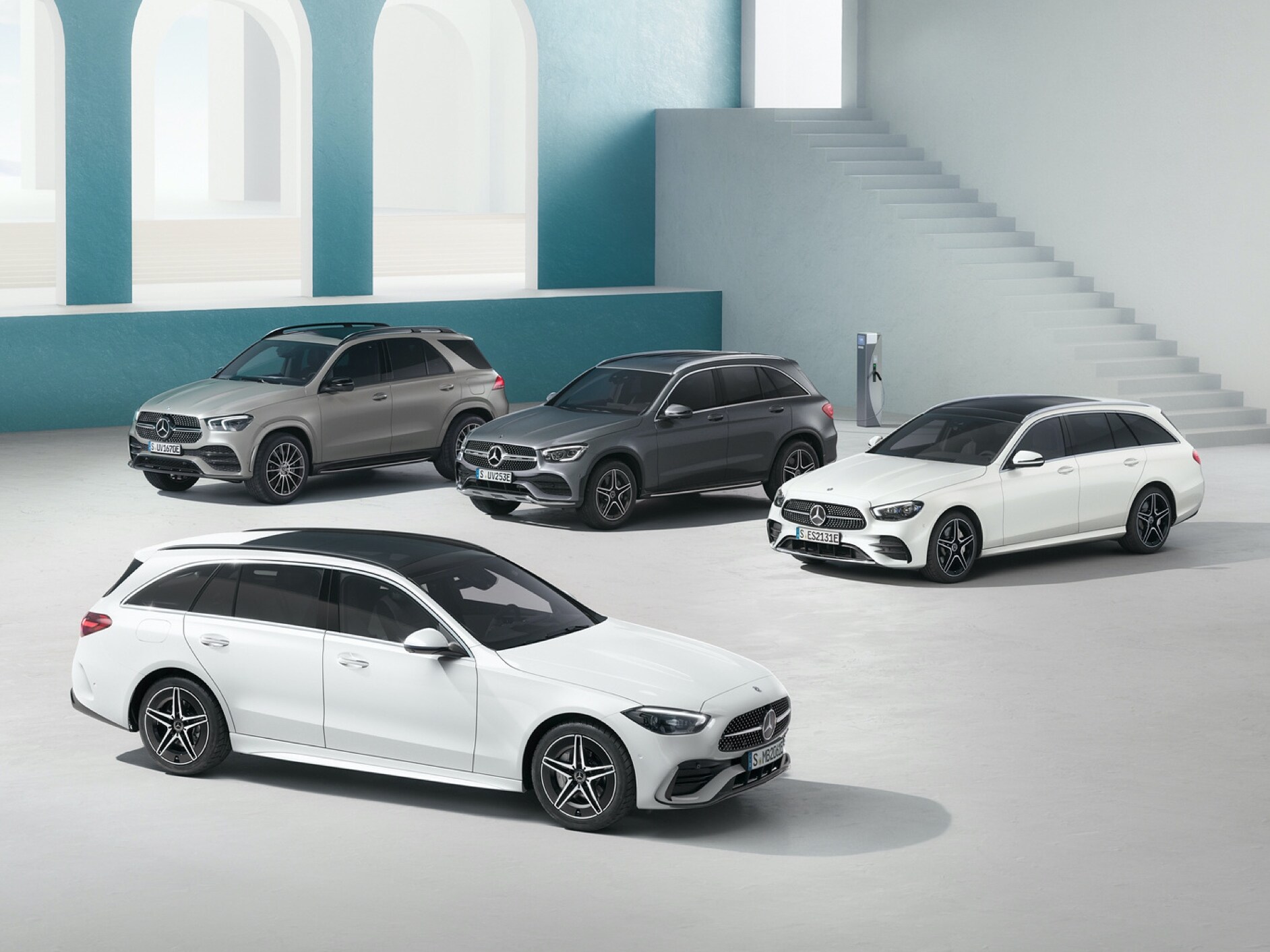 Various Mercedes-Benz vehicle models for the fleet management solutions are shown.