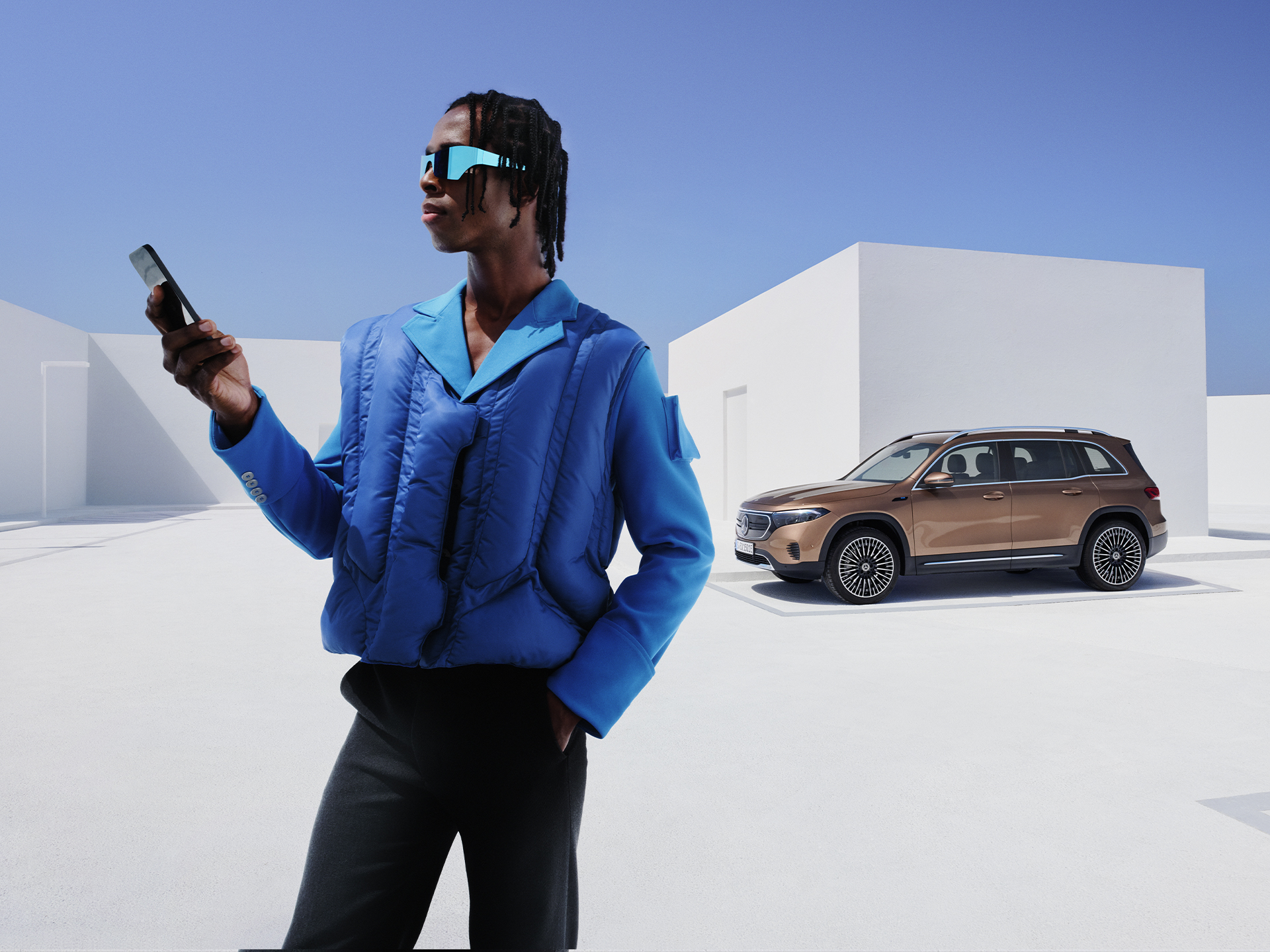 Mercedes-Benz App | Apps | Mercedes-Benz The menu of the Mercede-Benz App displays the available functions of the Navigation, Remote and GUARD 360˚ Digital Extras on a smartphone.