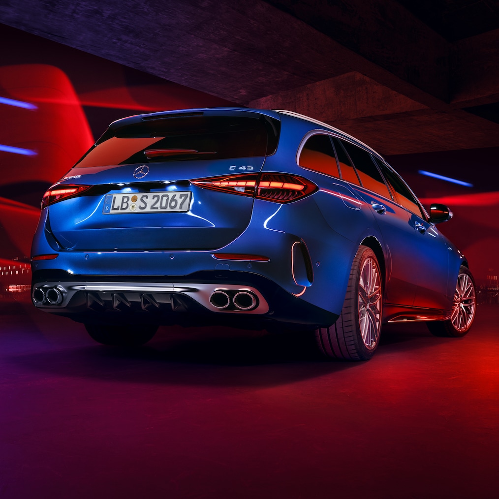 Rear apron with diffuser insert in high-gloss black of the Mercedes-AMG C-Class Estate C 43.