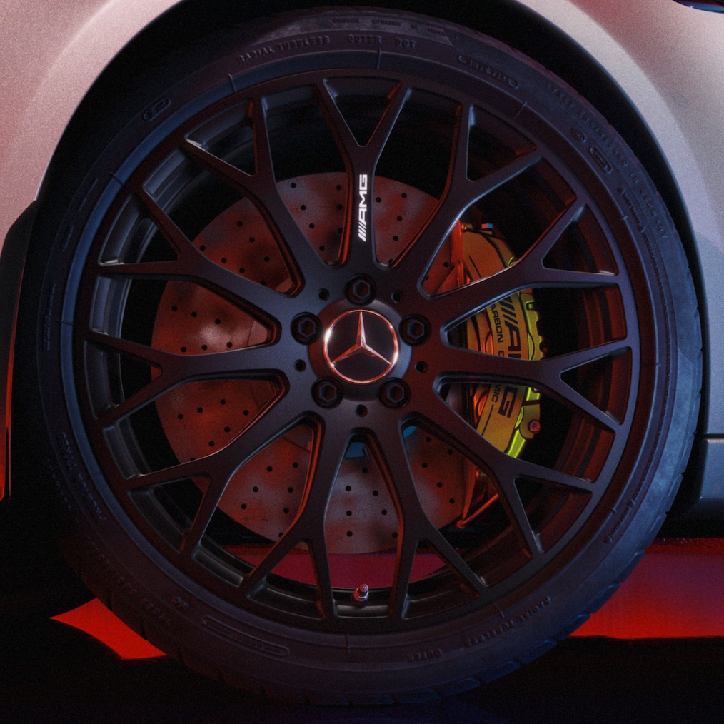 Close-up of the AMG forged wheel RZT on a Mercedes-AMG C 63 S E PERFORMANCE.