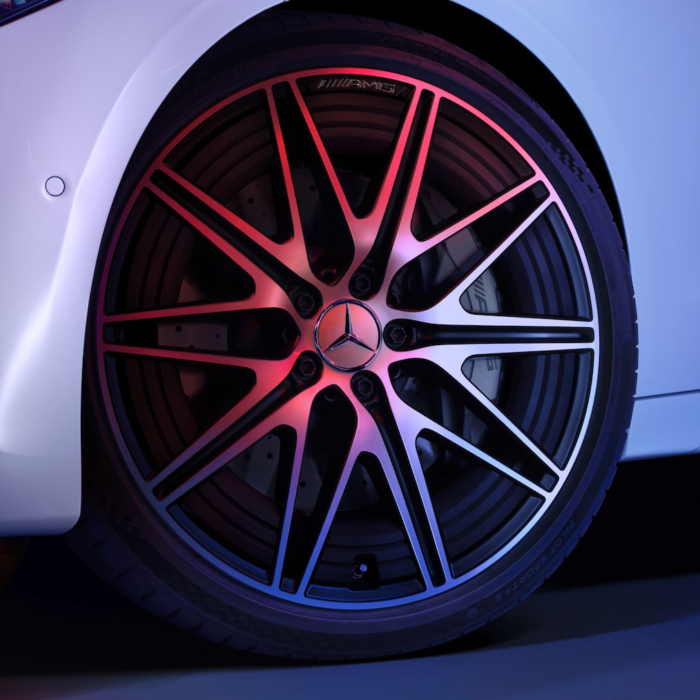 Close-up of the AMG 5-twin-spoke light-alloy wheels on a Mercedes-AMG C 43.