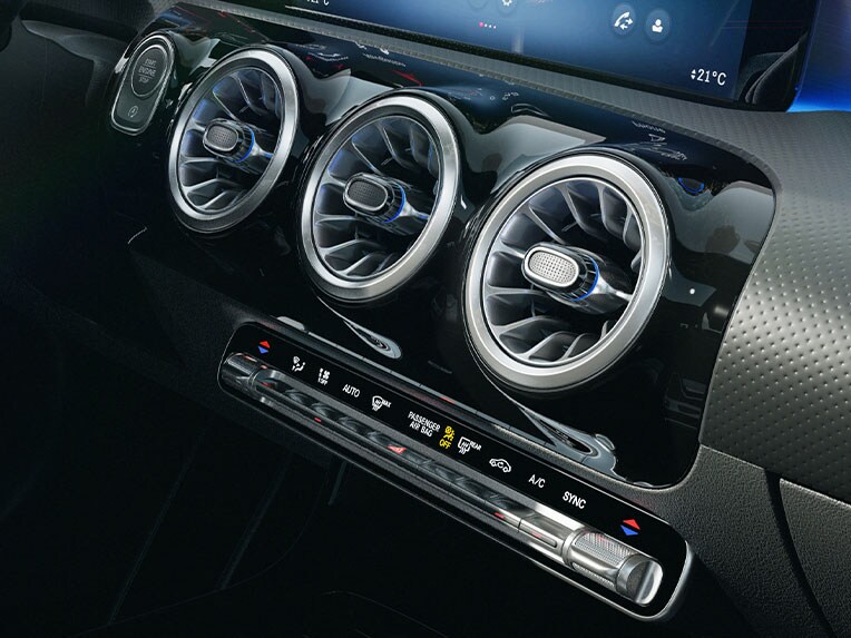 THERMOTRONIC automatic climate control in the new Mercedes-Benz CLA Shooting Brake.