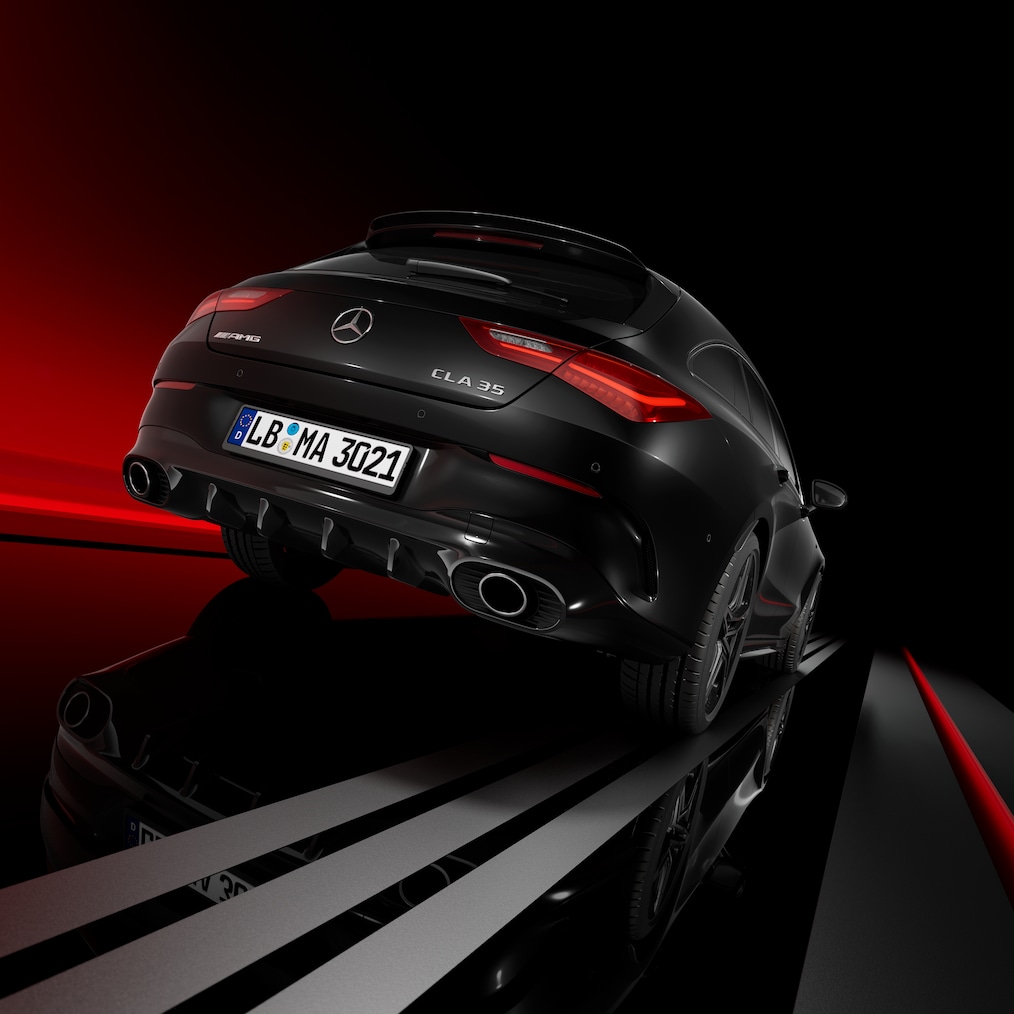 Front / rear side view of a Mercedes-AMG CLA 35 4MATIC Shooting Brake.