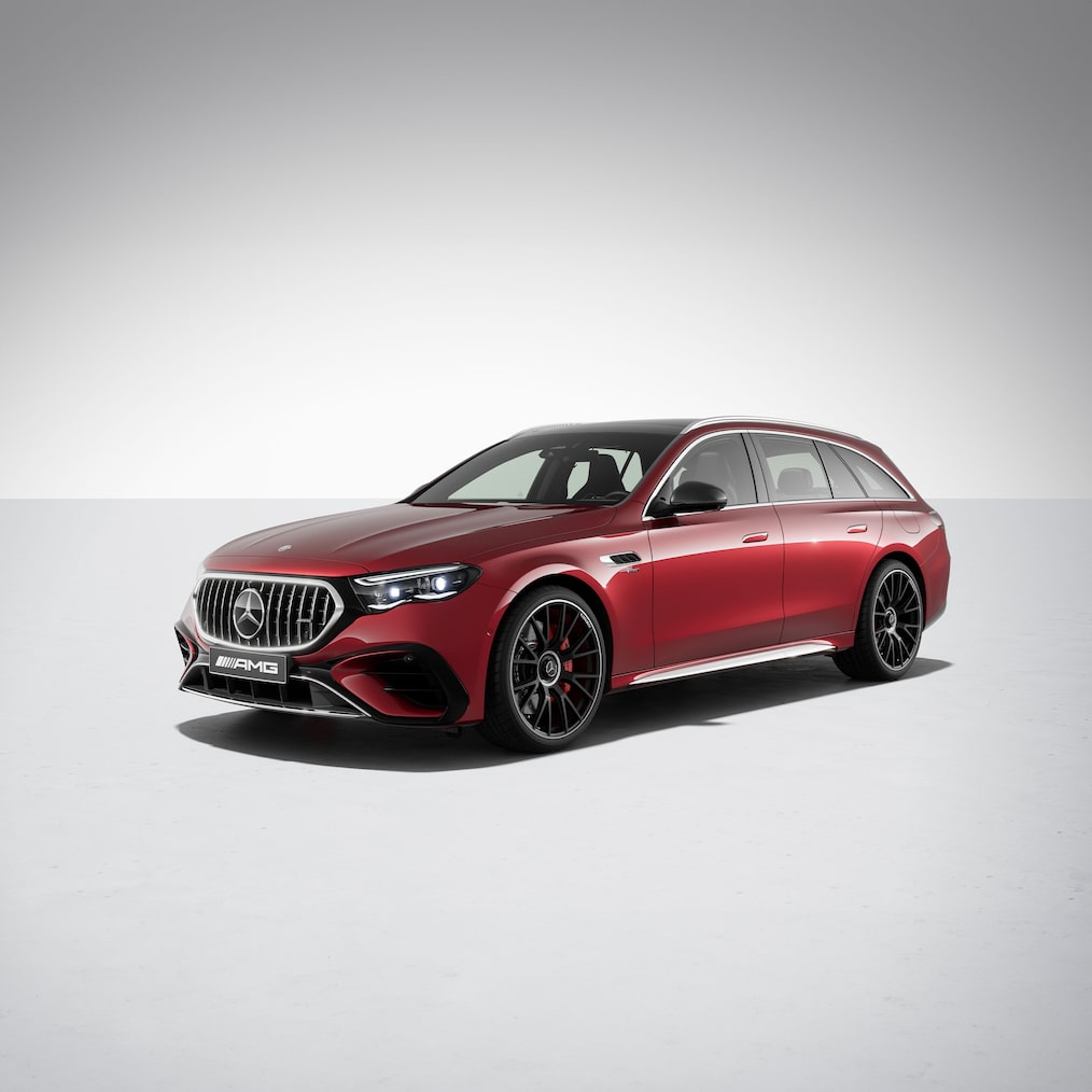 Frontal side view of the Mercedes-AMG E 53 HYBRID 4MATIC+ Estate with AMG Night Package I & II.