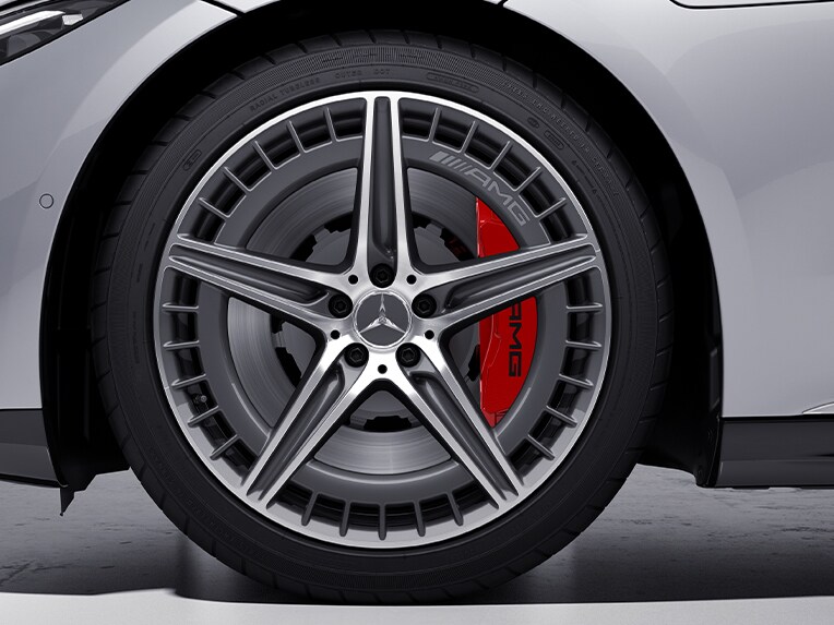 The red-painted brake callipers of the Mercedes-AMG 53 4MATIC+.