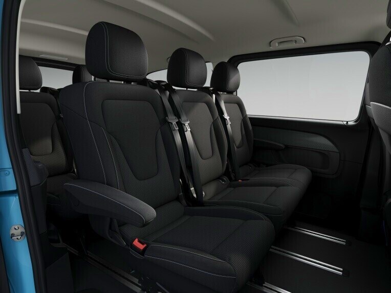 On the 3-seater comfort bench seat in the 1st or 2nd row of the passenger compartment, 3 persons enjoy especially comfortable seating.