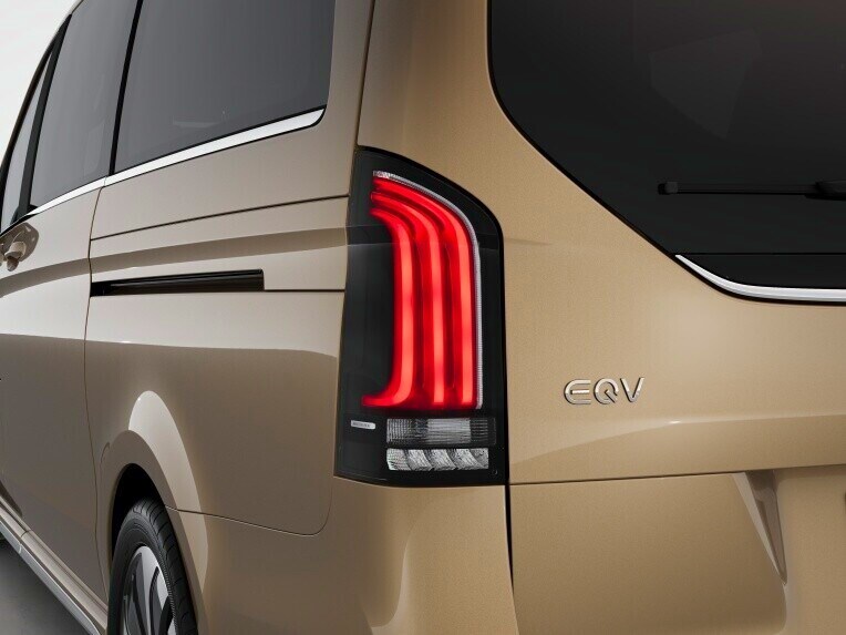 In the event of hard braking, the Adaptive Brake Light can warn following traffic and thus help prevent rear-end collisions.