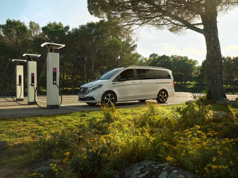 Mercedes me Charge gives you convenient access to public charging stations from different providers.