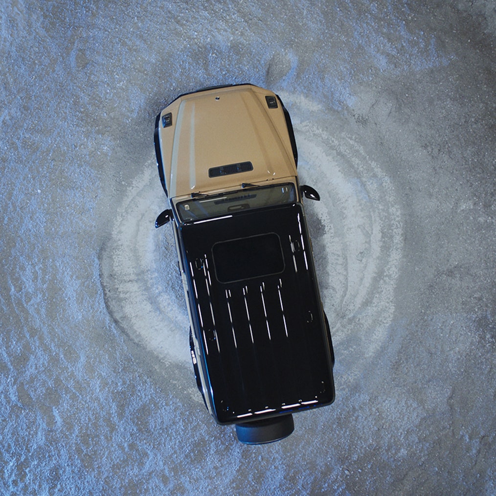 Off-road-specific displays in the instrument display / media display or a Mercedes-Benz G 580 going off-road.