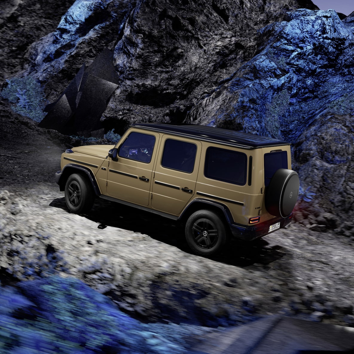 Off-road-specific displays in the instrument display / media display or a Mercedes-Benz G 580 going off-road.