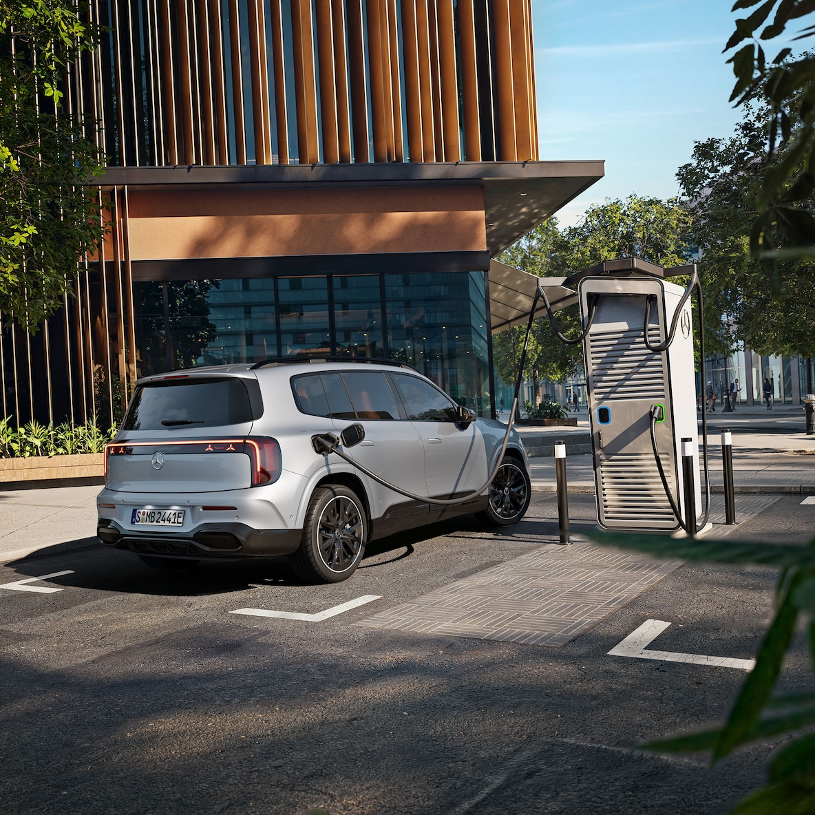 The all-new electric GLB with fast-charging mode.