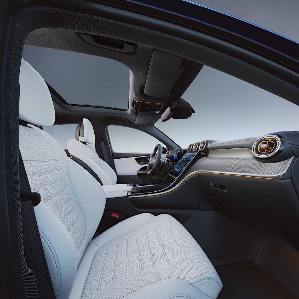 Close-up of the cockpit with displays in a Mercedes-Benz GLC.