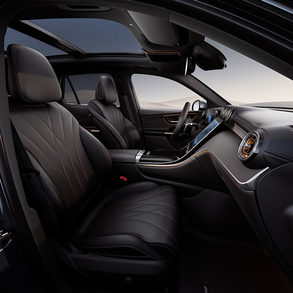 Close-up of the cockpit with displays in a Mercedes-Benz GLC.