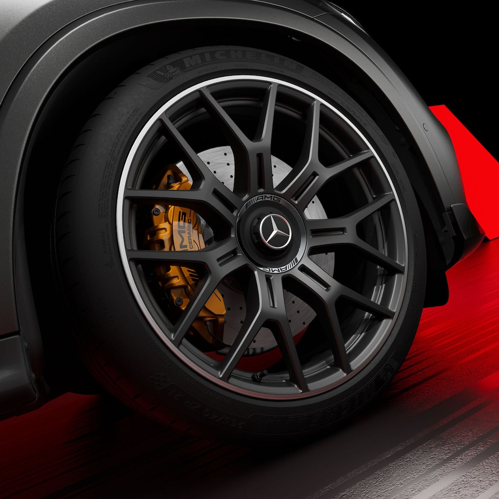 The Mercedes-AMG GLC 63 S E PERFORMANCE in a side view.