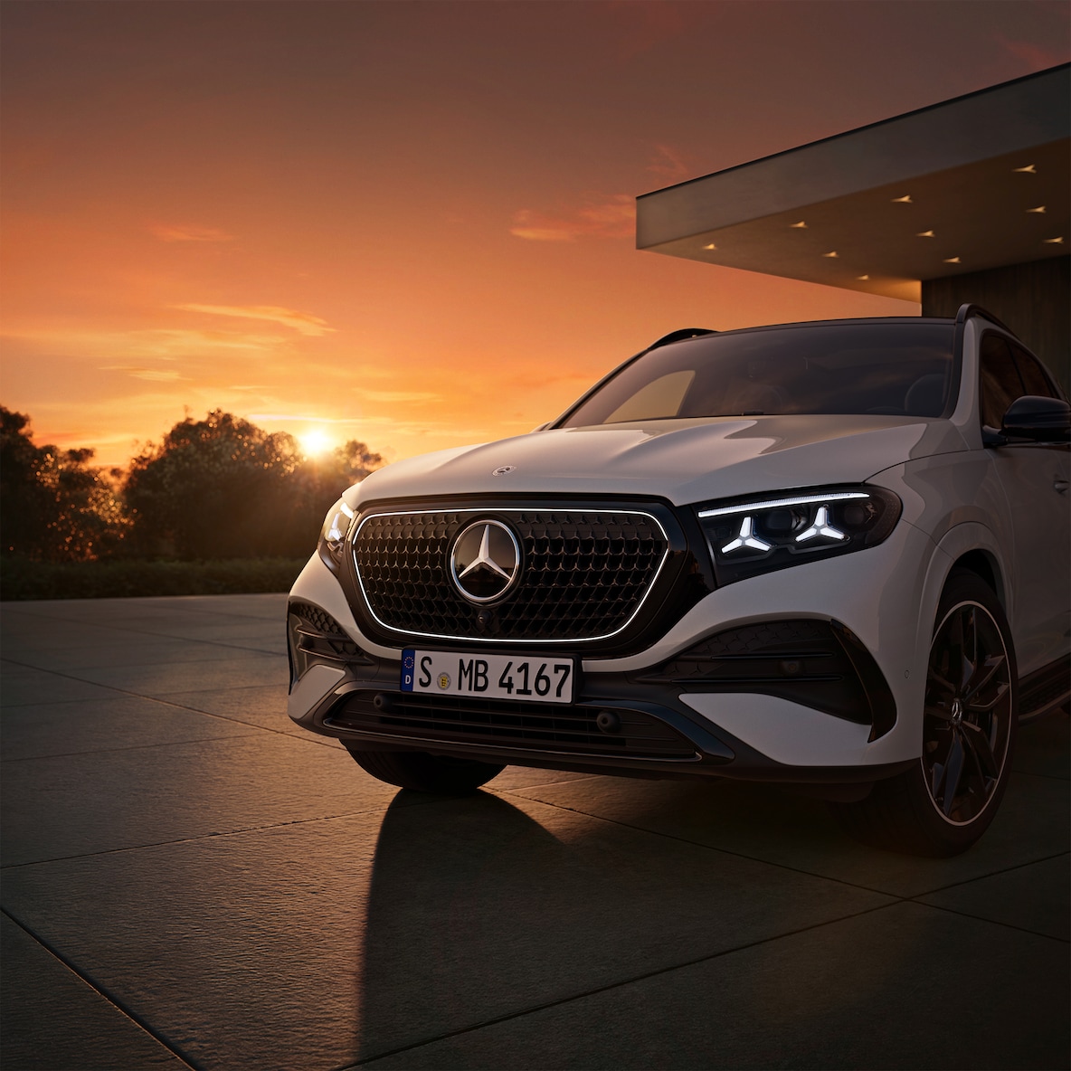 The illuminated outline around the radiator grille and distinctive star design headlights from the Mercedes-Benz GLE.