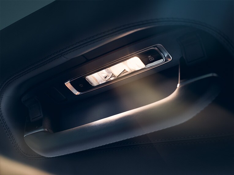 The image shows the adaptive rear lighting of the Mercedes-Maybach S-Class.