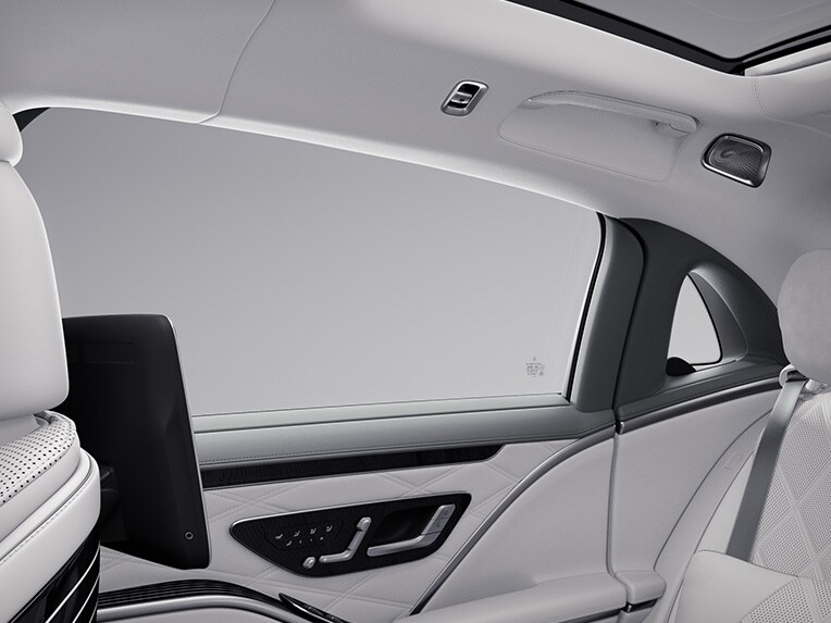 Mercedes-Maybach S-Class: Seat belt feeders in the rear