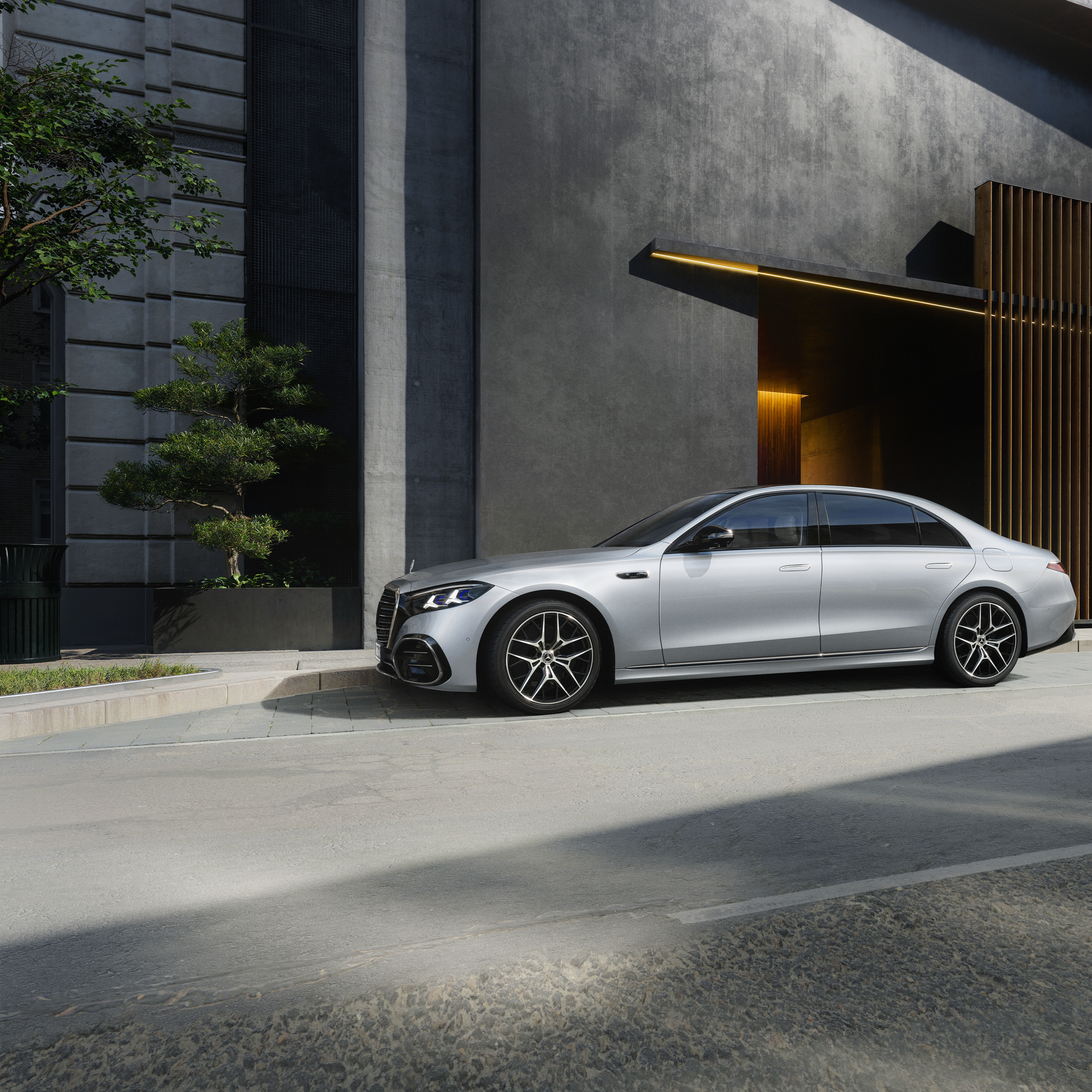 S-Class Saloon | Mercedes-Benz The new Mercedes-Benz S-Class Saloon Long in a close side view.