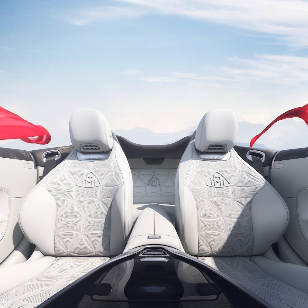 Frontal view of the two seats in crystal white MANUFAKTUR Exclusive nappa leather.