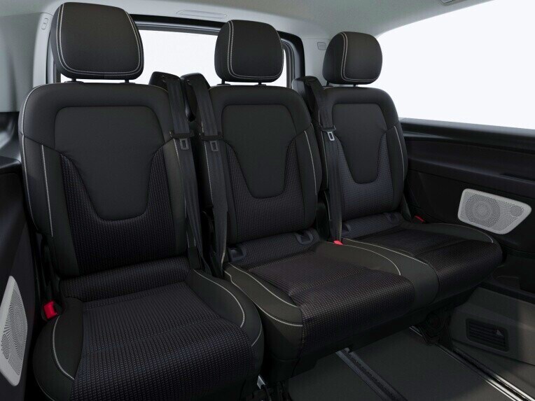 The 3-seater bench seat as comfort bunk is large enough for pleasant breaks in the vehicle.