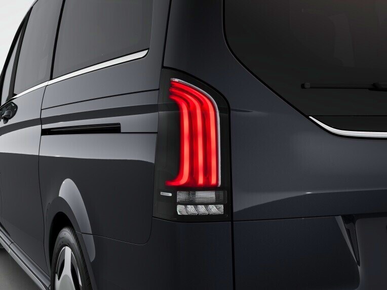 In the event of hard braking, the Adaptive Brake Light can warn following traffic and thus help prevent rear-end collisions.