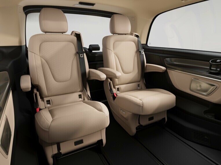 On the 2-seater comfort bench seat in the 1st or 2nd row of the passenger compartment, 2 persons enjoy especially comfortable seating.