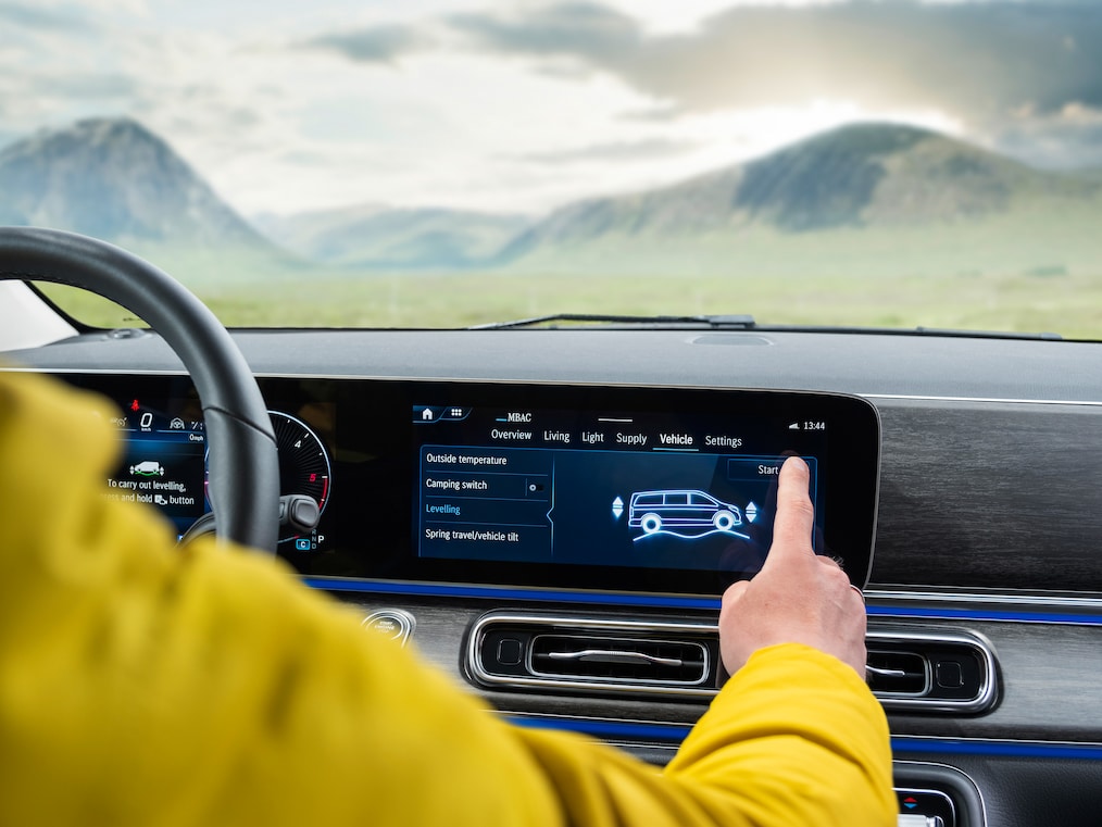 AIRMATIC plus Camper level control in the widescreen cockpit of the V-Class Marco Polo