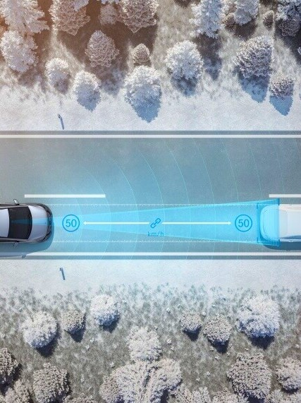 The radar-based Active Distance Assist DISTRONIC system automatically maintains a set distance to vehicles travelling in front.