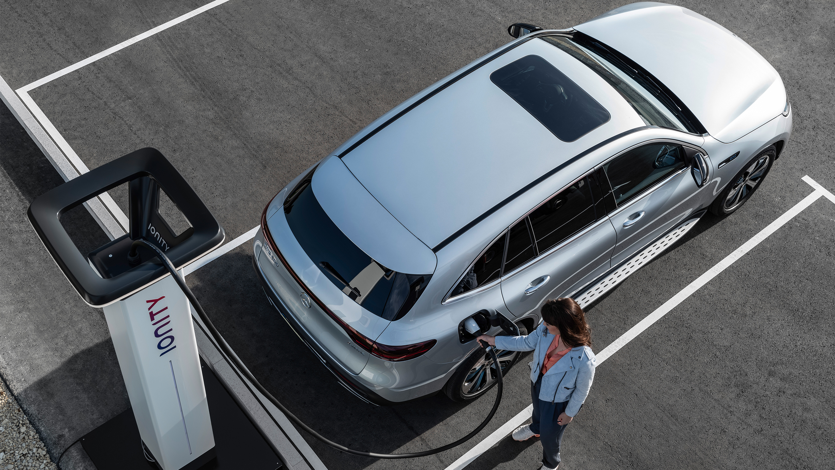Public charging with Mercedes-Benz and IONITY A person charging a Mercedes-Benz at an IONITY charging station
