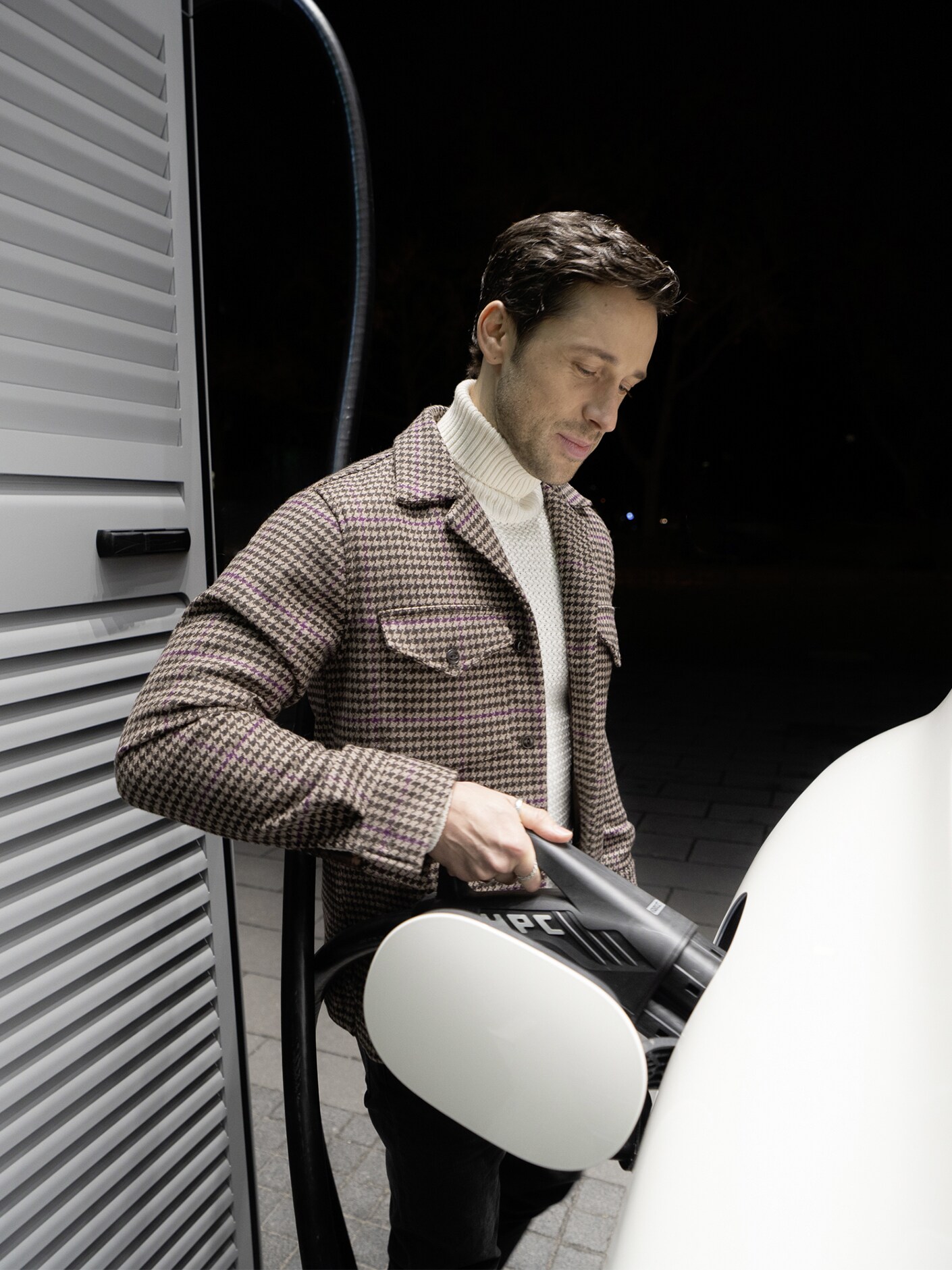 A Mercedes-Benz electric car is charging on the go with MB.CHARGE Public.