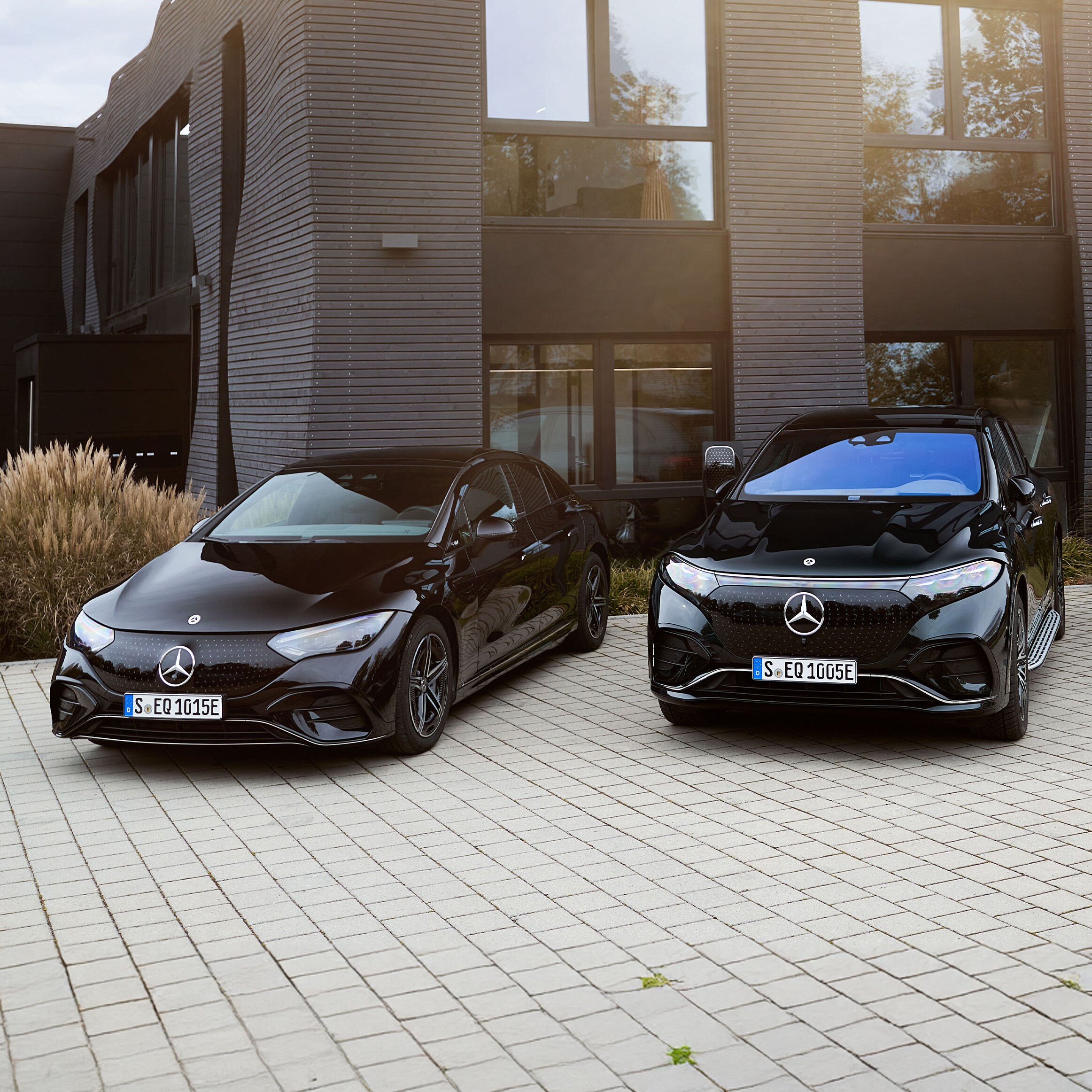 Electric fleet business customers checking the charging status of their vehicle.