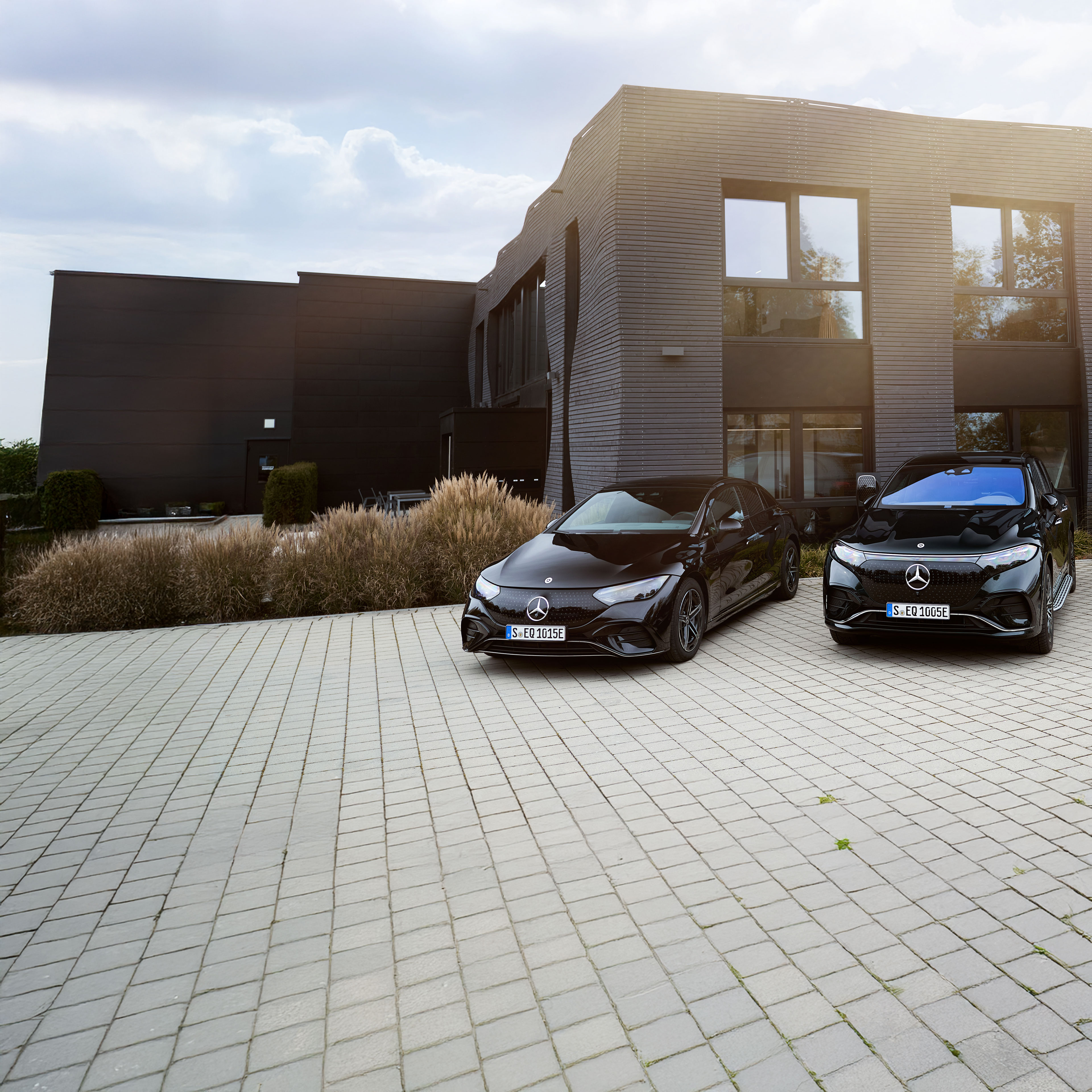 Charging solutions for business customers | Mercedes-Benz Electric fleet business customers checking the charging status of their vehicle.