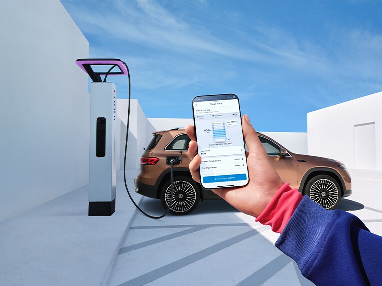 On a smartphone you can see the Mercedes me App, in which you can see the fuel consumption of the vehicle.