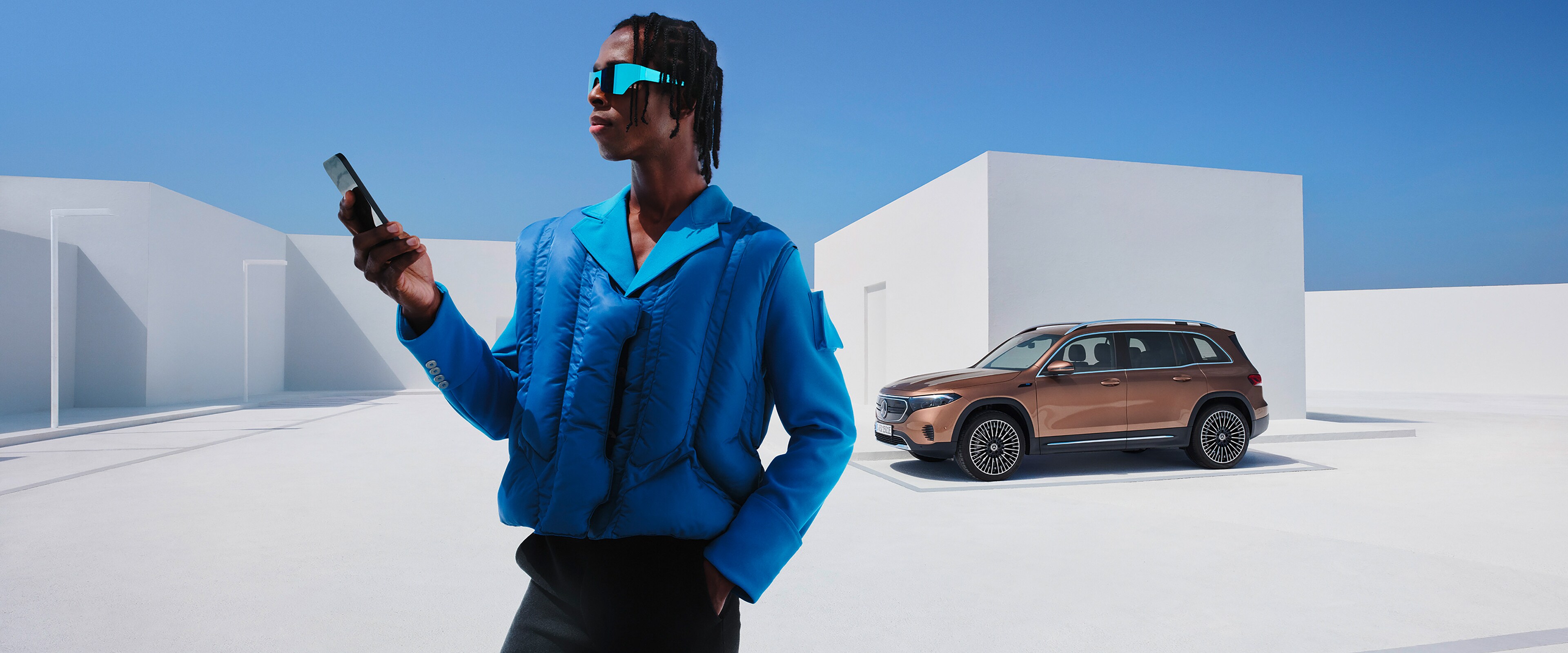 Man connecting to his Mercedes-Benz using Digital Extras on his smartphone.