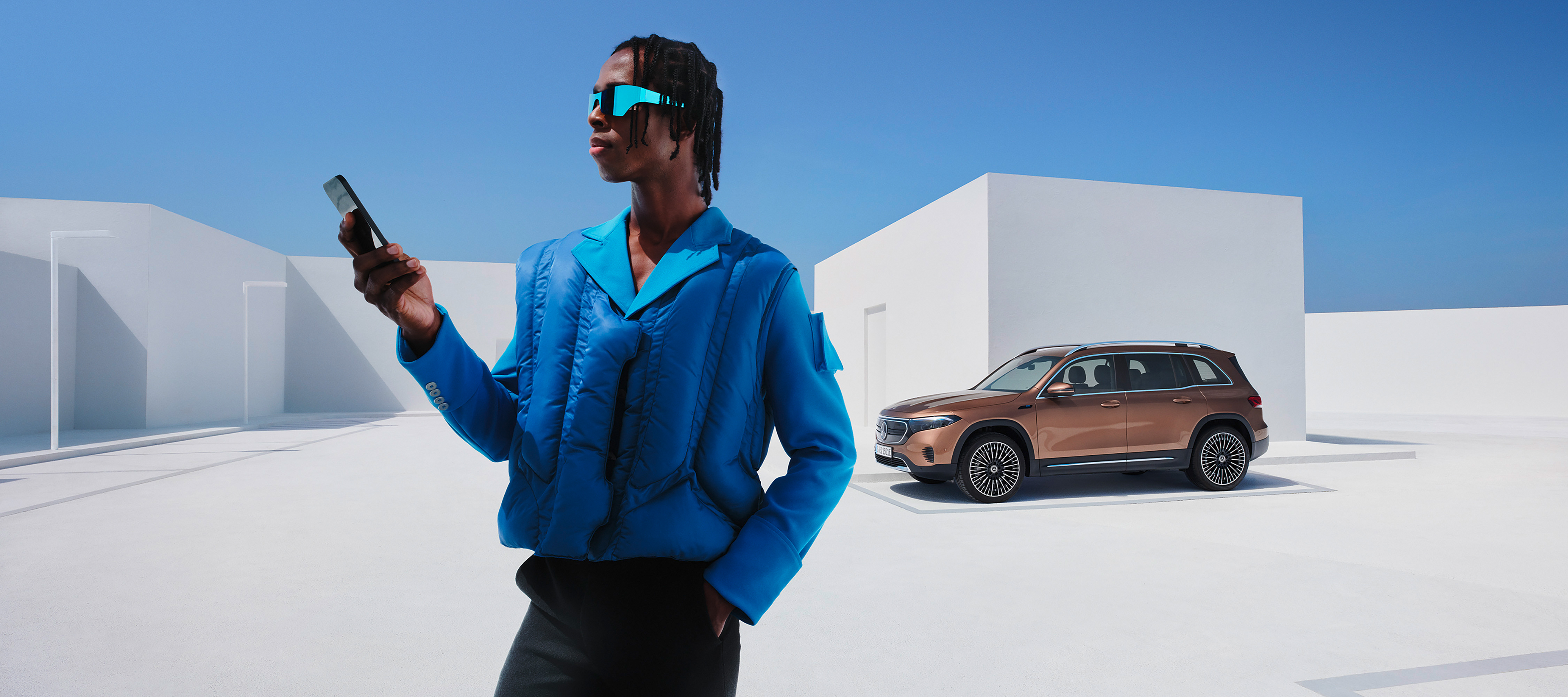 Mercedes-Benz App | Mercedes-Benz Man connecting to his Mercedes-Benz using Digital Extras on his smartphone.