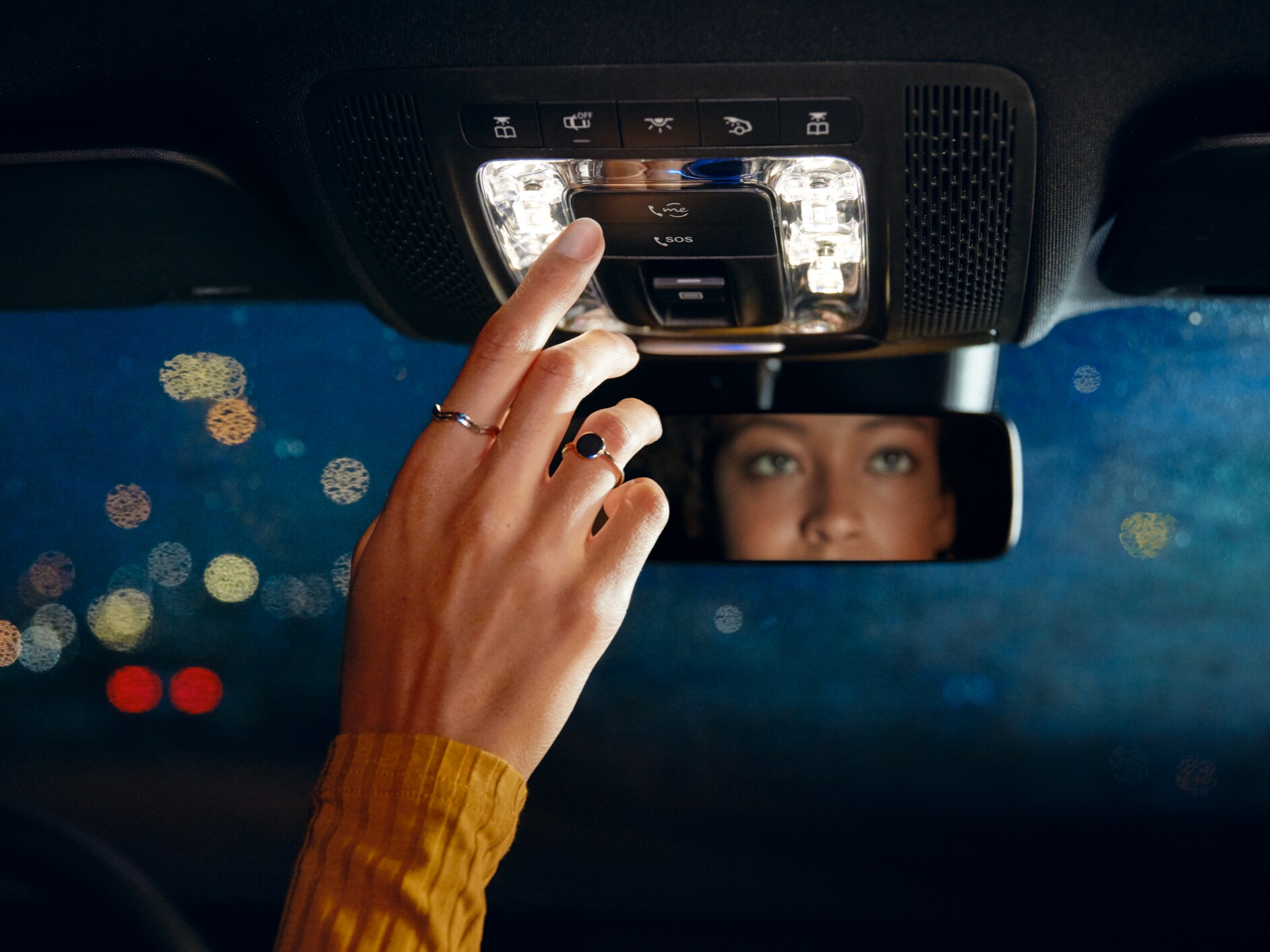 Due to a breakdown, the emergency assistant is activated in the vehicle.