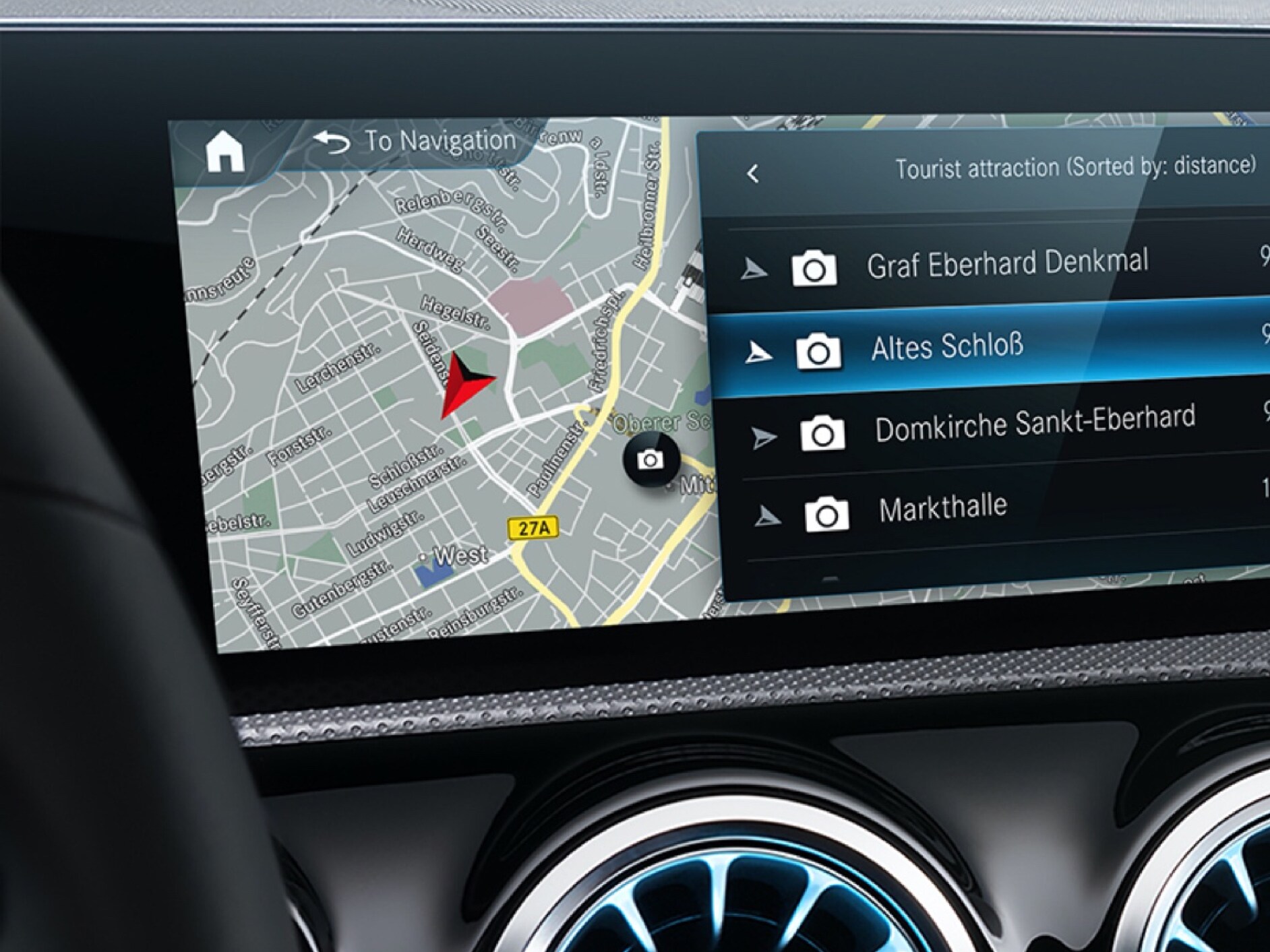 The best route for the driver is calculated in the MBUX multimedia system thanks to the Navigation Digital Extras.