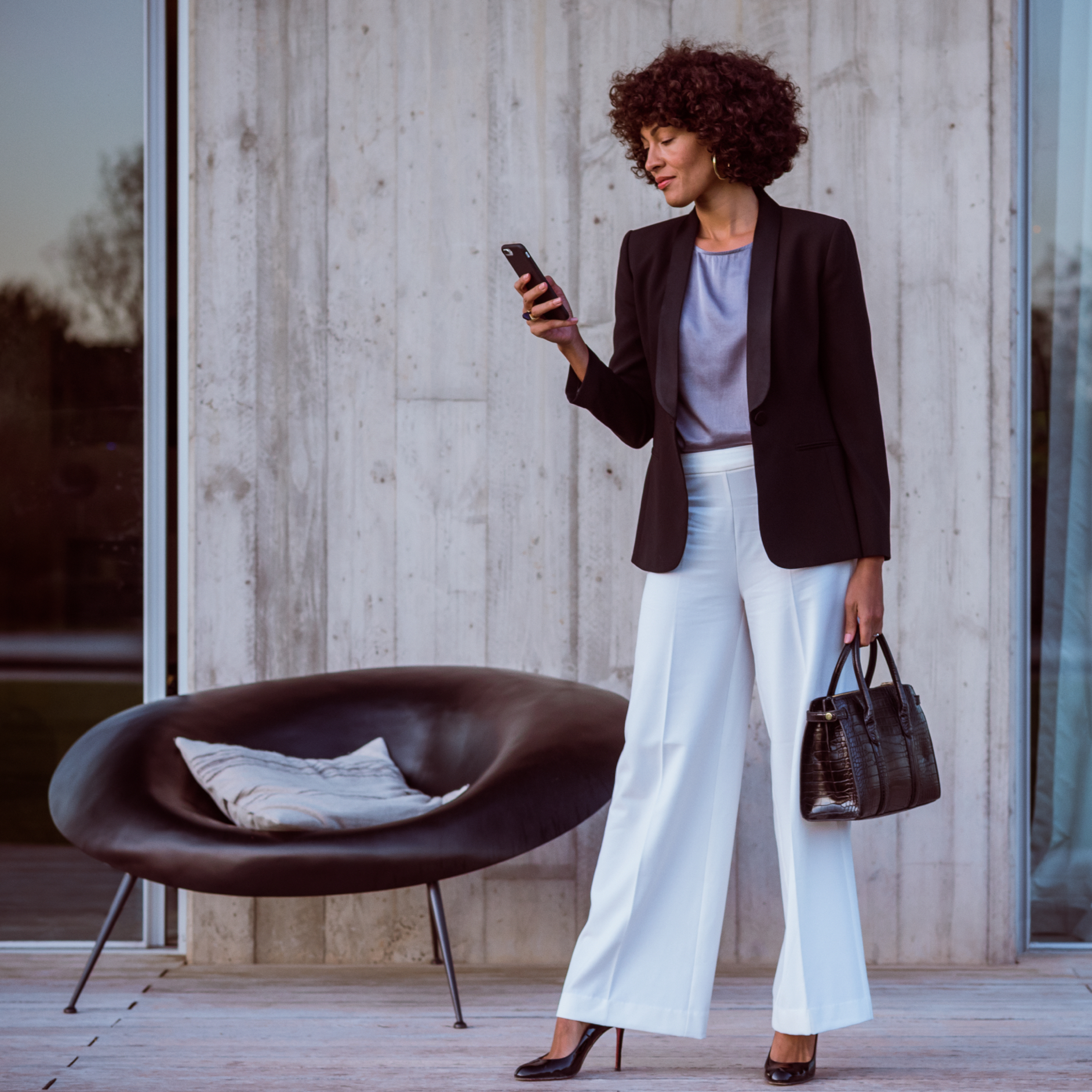 A woman connects to her Mercedes Benz via smartphone, the Mercedes me App and her Mercedes me ID. A woman connects to her Mercedes Benz via smartphone, the Mercedes me App and her Mercedes me ID.