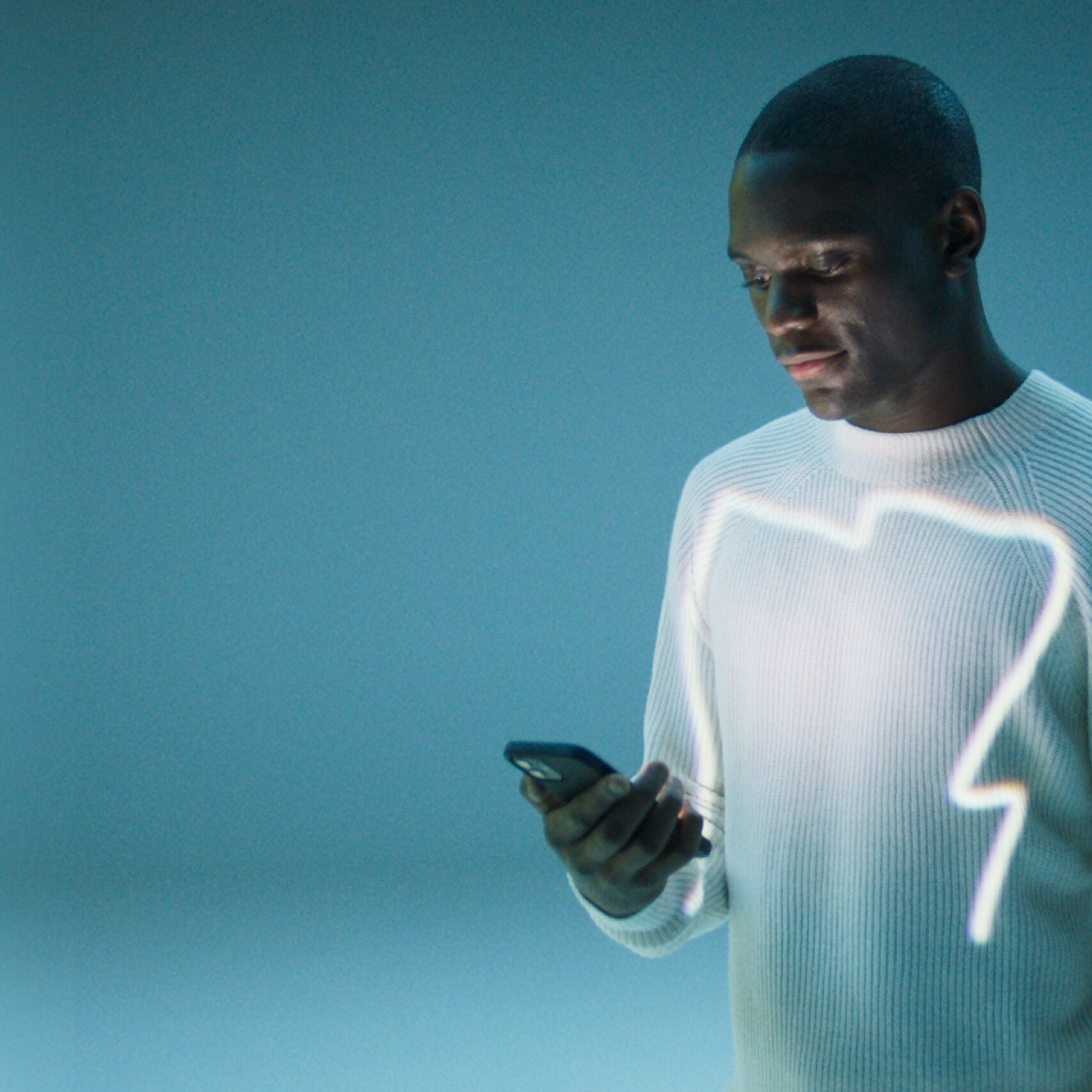 A man opens the Mercedes me App on his smartphone.