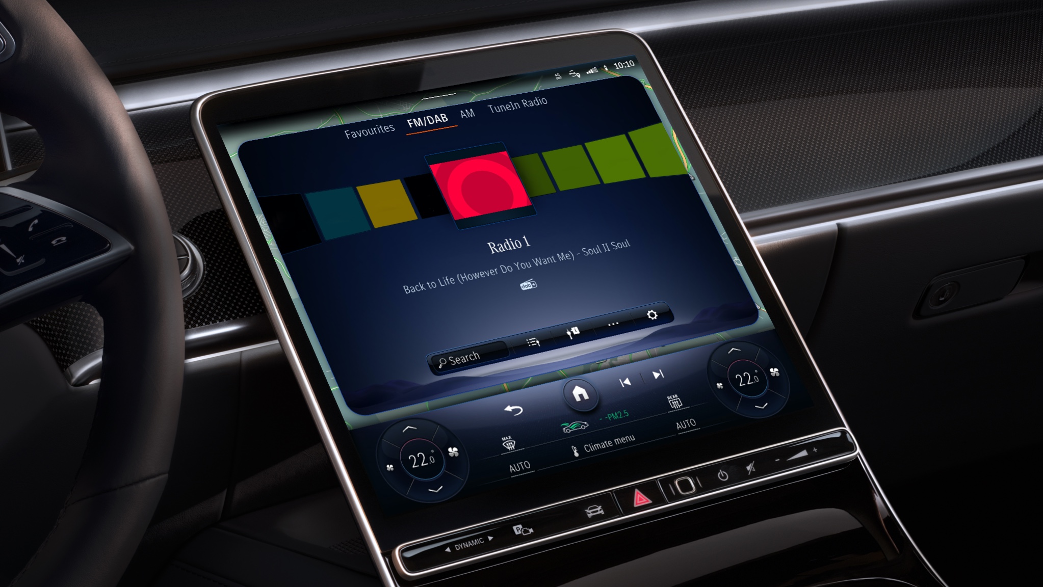 Augmented Radio Information | Entertainment | Mercedes me The MBUX multimedia system in a Mercedes-Benz displays radio stations from all over the world thanks to the Entertainment Packages.