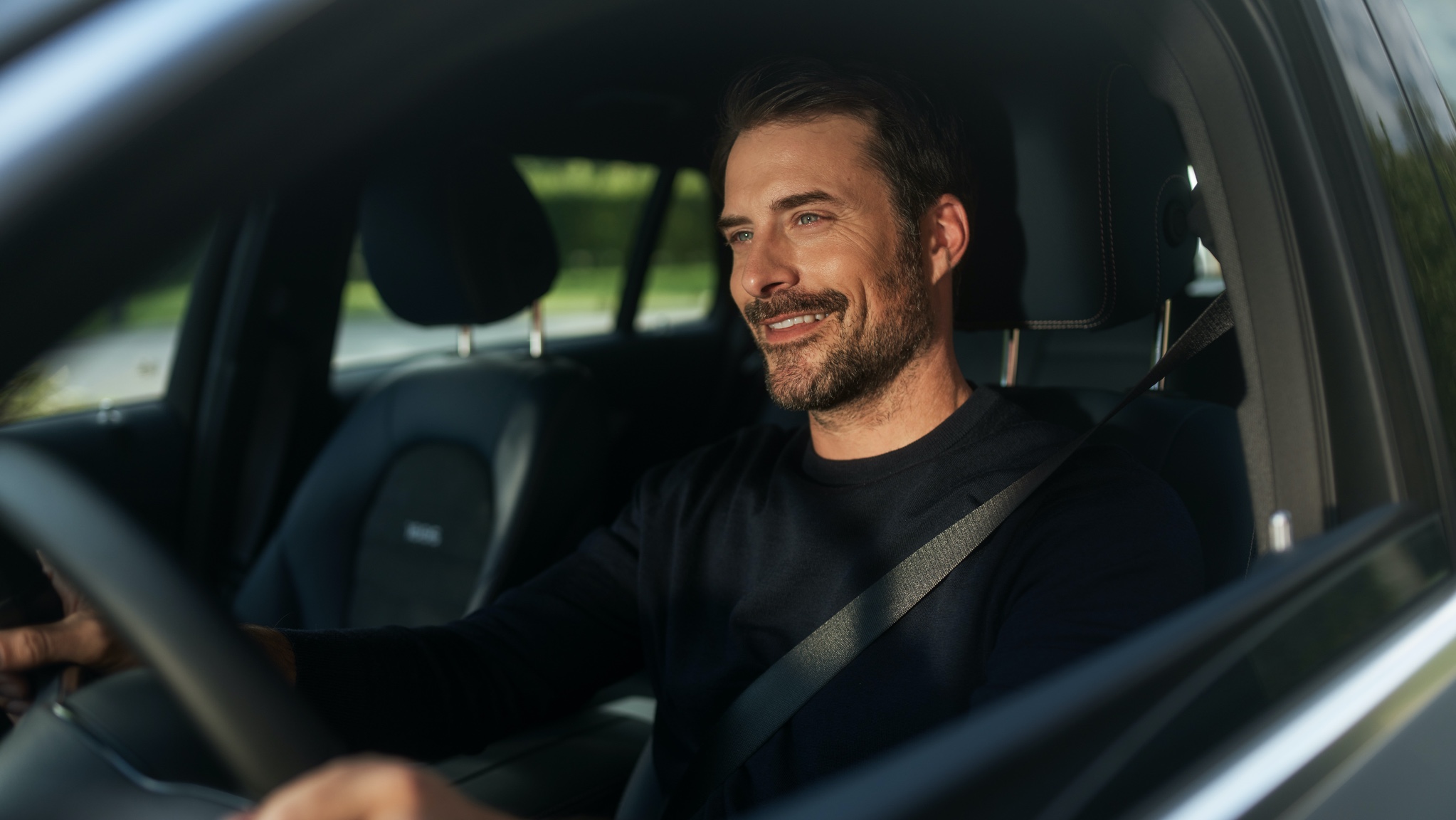 Radio Service Following | Entertainment | Mercedes me Man enjoying uninterrupted internet radio in his Mercedes-Benz thanks to the Entertainment Package.