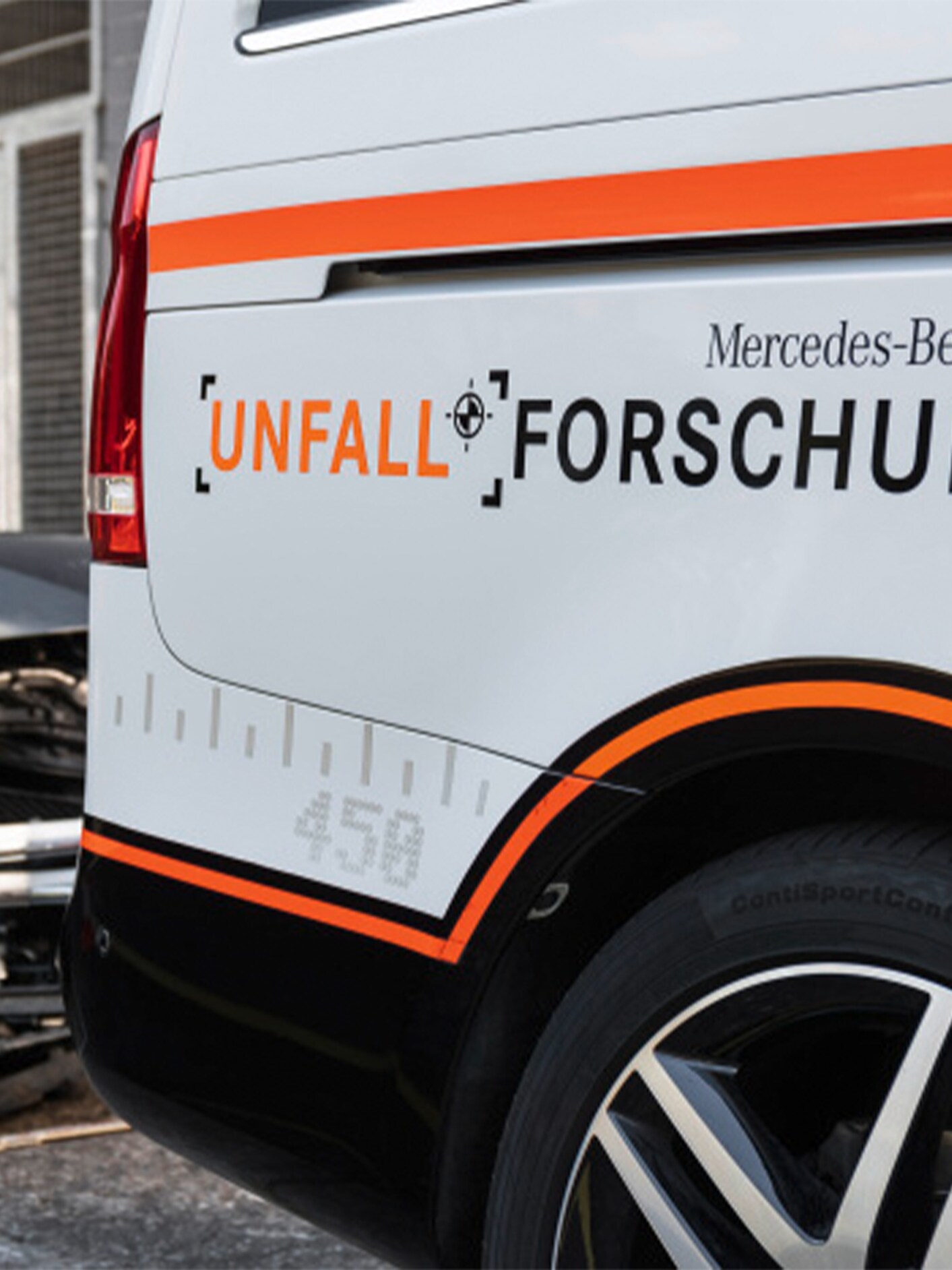 Mercedes-Benz car with "Accident research" printed on ist side.