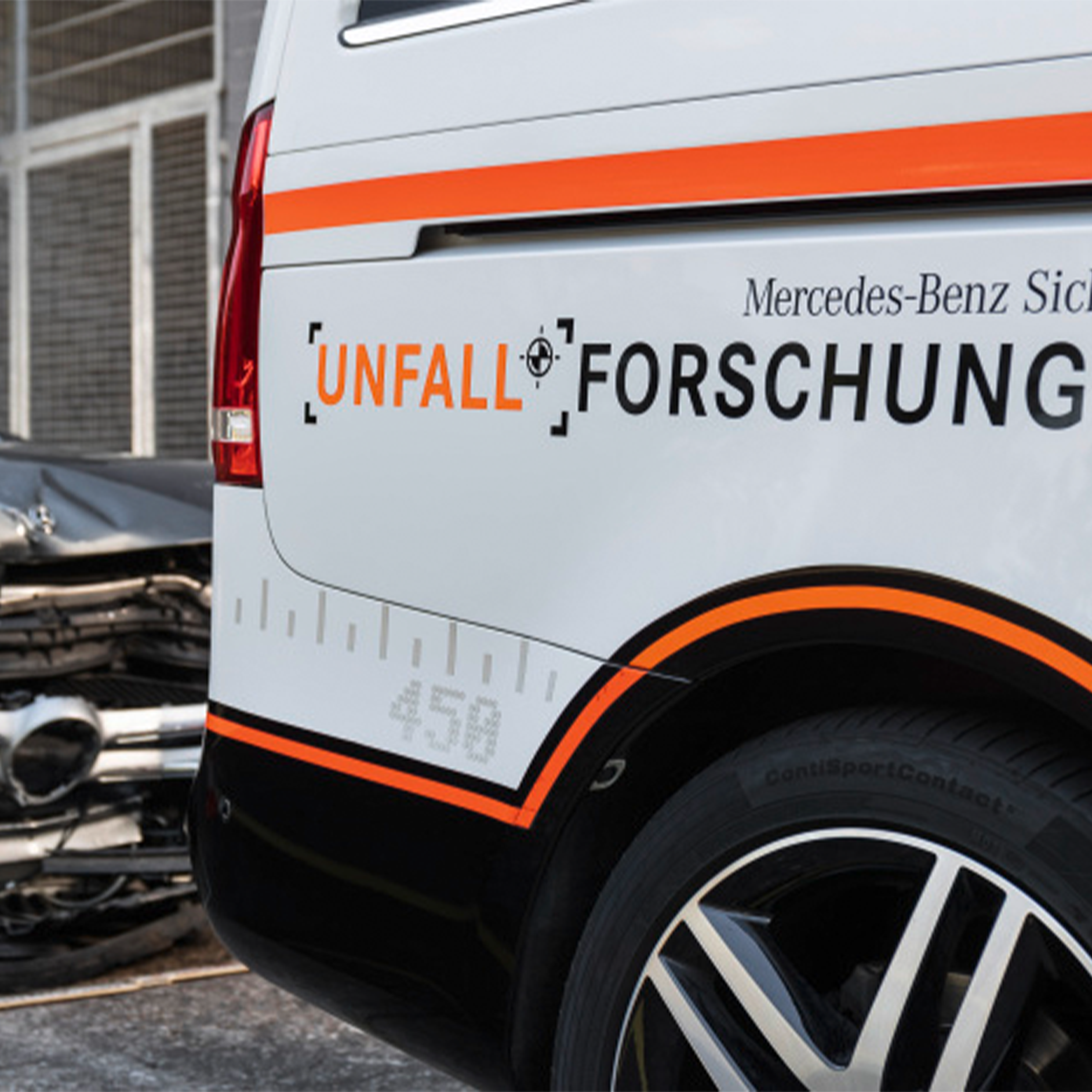 Examining real-life accidents | Safety | Mercedes-Benz Mercedes-Benz car with "Accident research" printed on ist side.