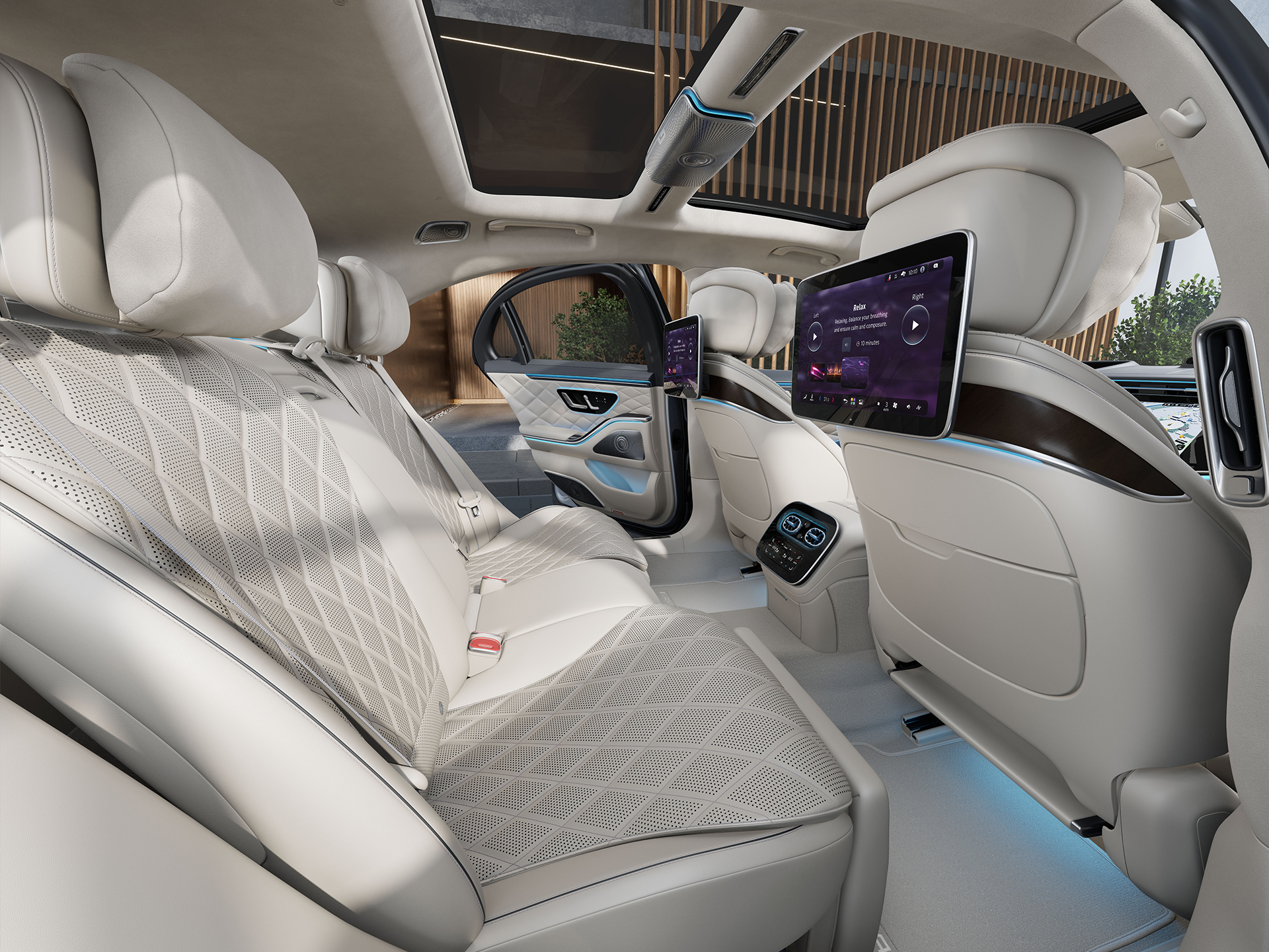 Comfort | Mercedes-Benz Interior view of a Mercedes-Benz car.