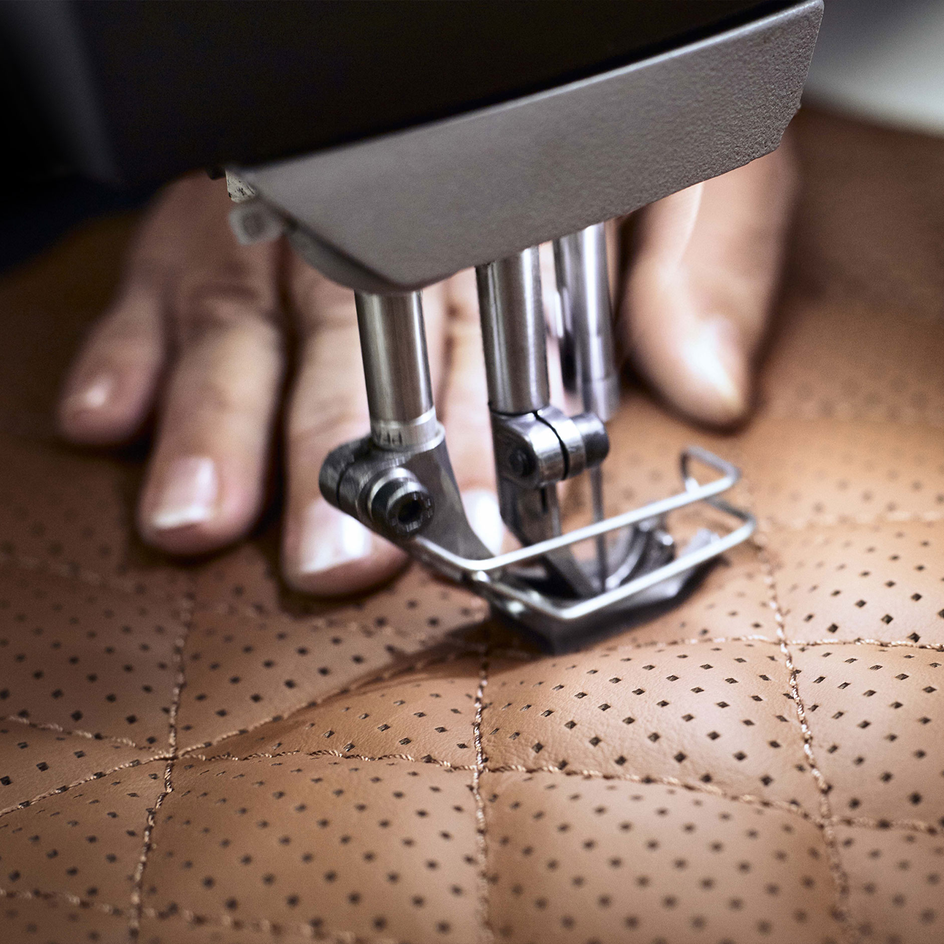 MANUFAKTUR fabric with Mercedes-Benz star is processed by hand. MANUFAKTUR fabric with Mercedes-Benz star is processed by hand.