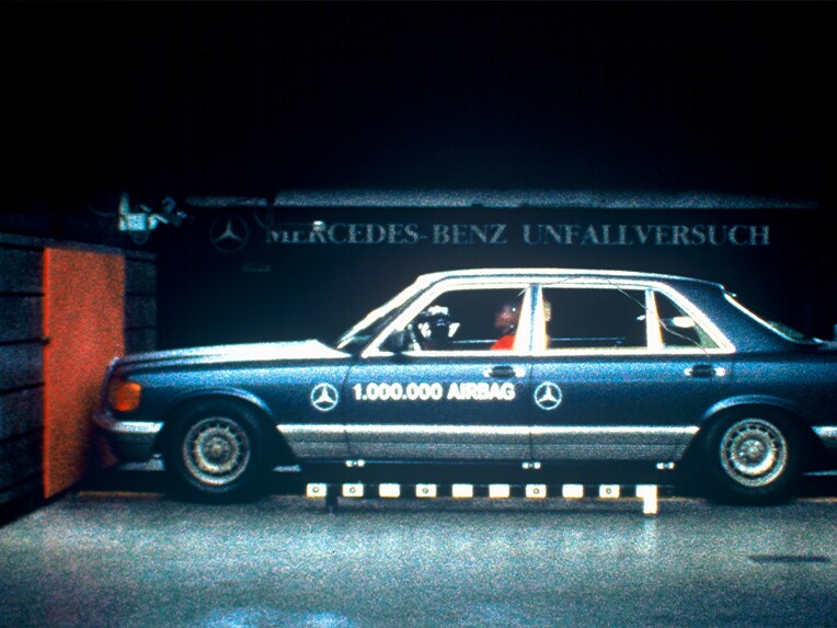 Crash test of a S-Class 126 model series with airbag in the Mercedes-Benz crash testing facility in Sindelfingen.