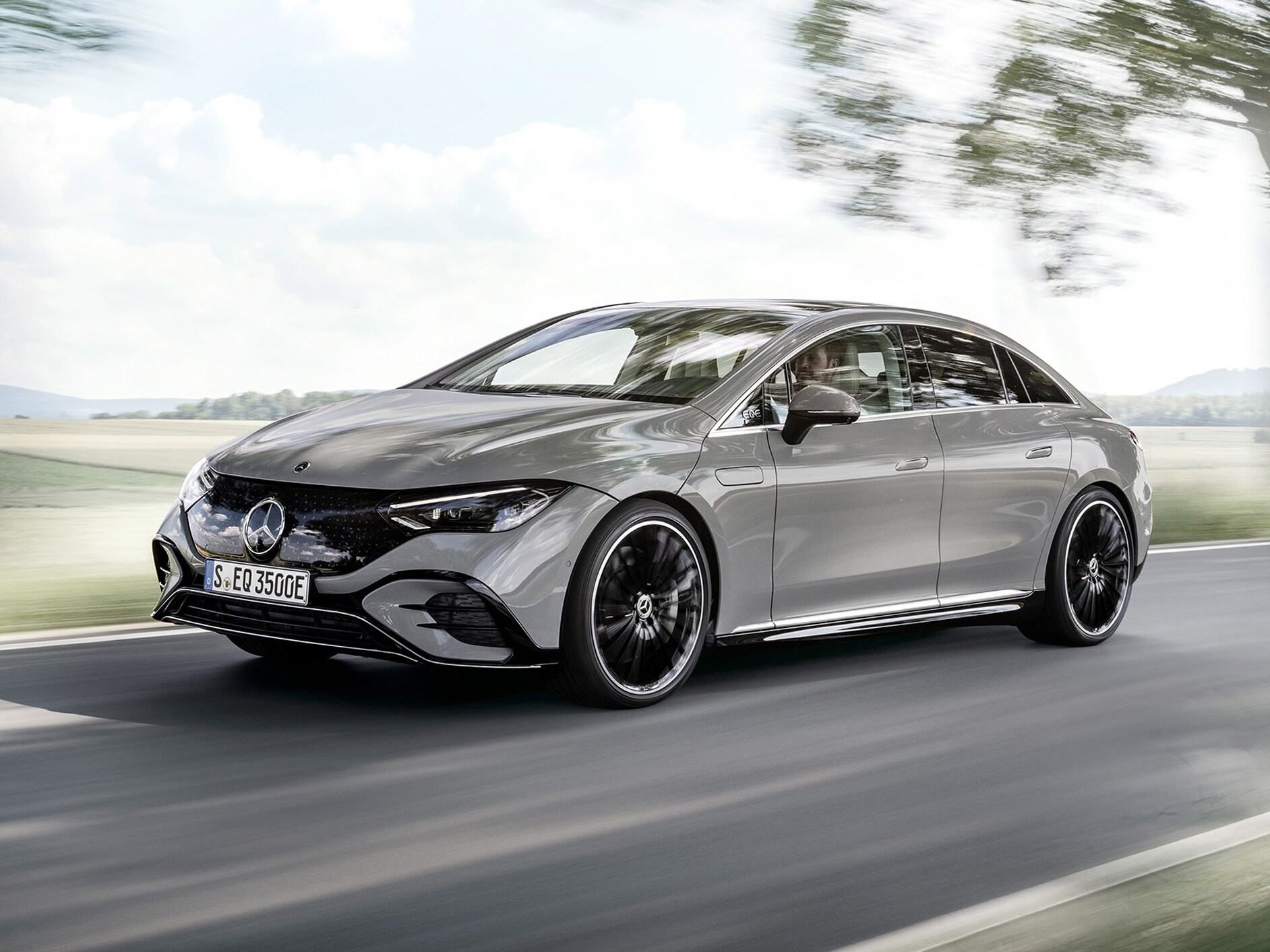 Mercedes-Benz EQS Saloon in front view.