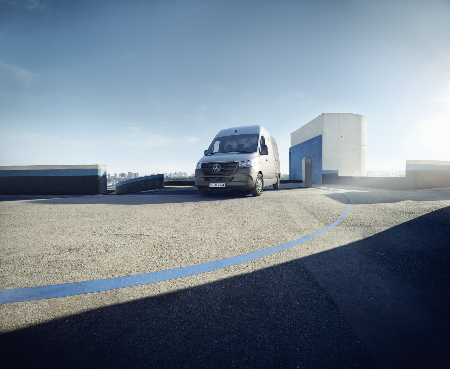 eSprinter & Sprinter | Mercedes-Benz The Mercedes-Benz eSprinter Panel Van is standing on the roof of a parking deck.