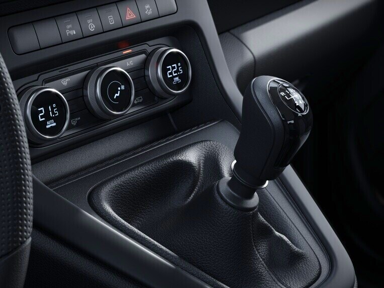 The gearshift lever for the 6-speed manual transmission in the Mercedes-Benz Citan Panel Van.