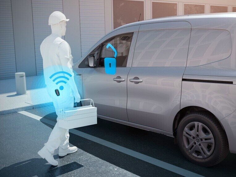 Keyless unlocking with KEYLESS-GO in the Mercedes-Benz Citan Panel Van.